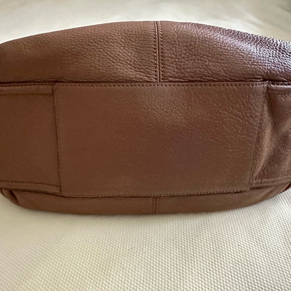 This Coach shoulder bag is wonderful for everyone! - Picture 3 of 8